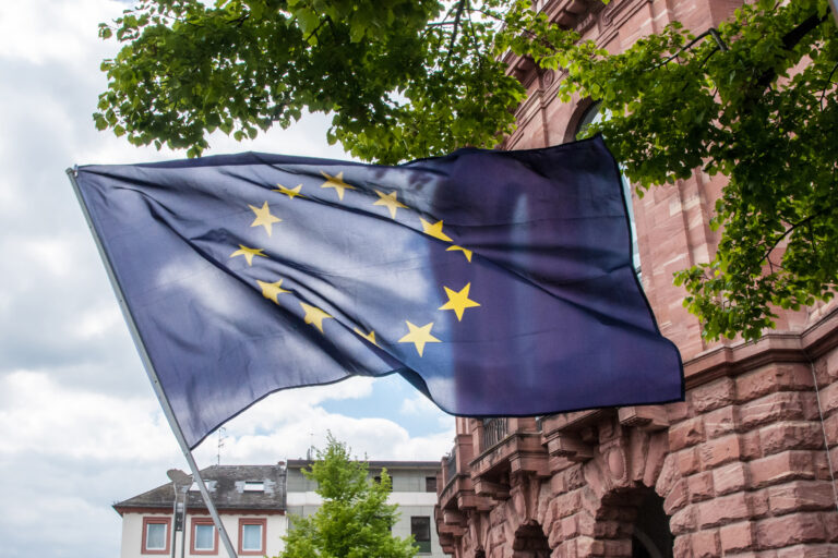 Eine Europafahne weht vor dem Staatstheater in Mainz
