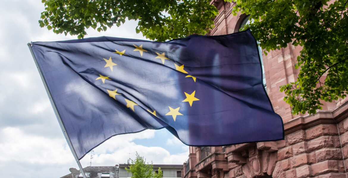 Eine Europafahne weht vor dem Staatstheater in Mainz
