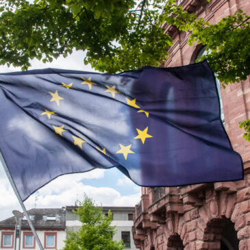 Eine Europafahne weht vor dem Staatstheater in Mainz