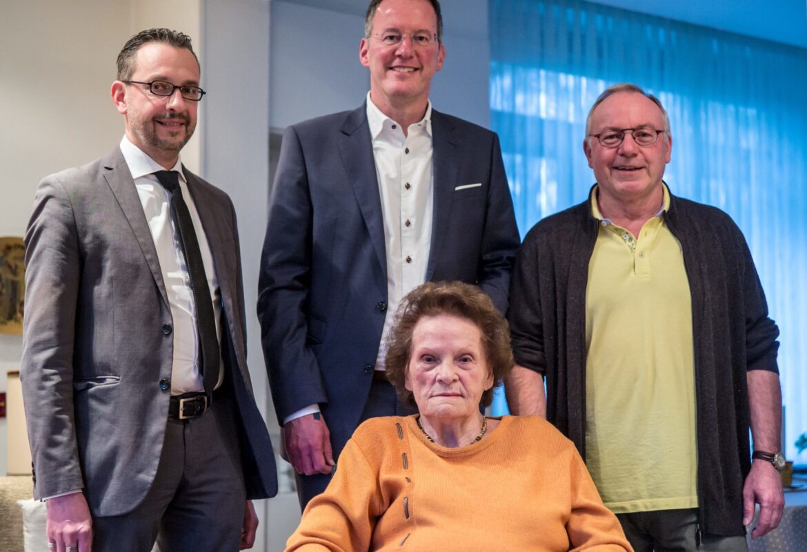Hannelore Fuchs und Hans-Joachim Fuchs mit Oberbürgermeister Michael Ebling sowie dem Mainzer SPD Vorsitzenden Marc Bleicher. 