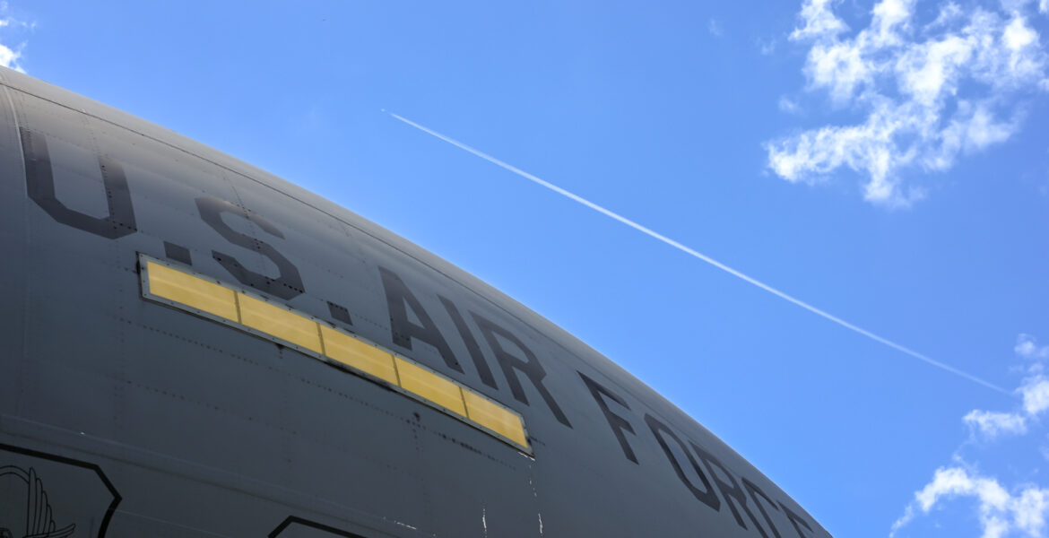 Ein Transportflugzeug der amerikanischen Luftwaffe auf einem Flugplatz im Rhein-Main-Gebiet