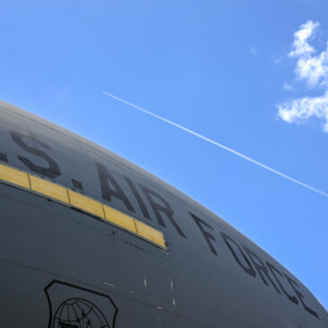 Ein Transportflugzeug der amerikanischen Luftwaffe auf einem Flugplatz im Rhein-Main-Gebiet
