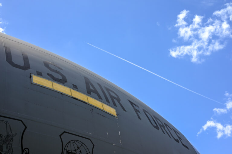 Ein Transportflugzeug der amerikanischen Luftwaffe auf einem Flugplatz im Rhein-Main-Gebiet