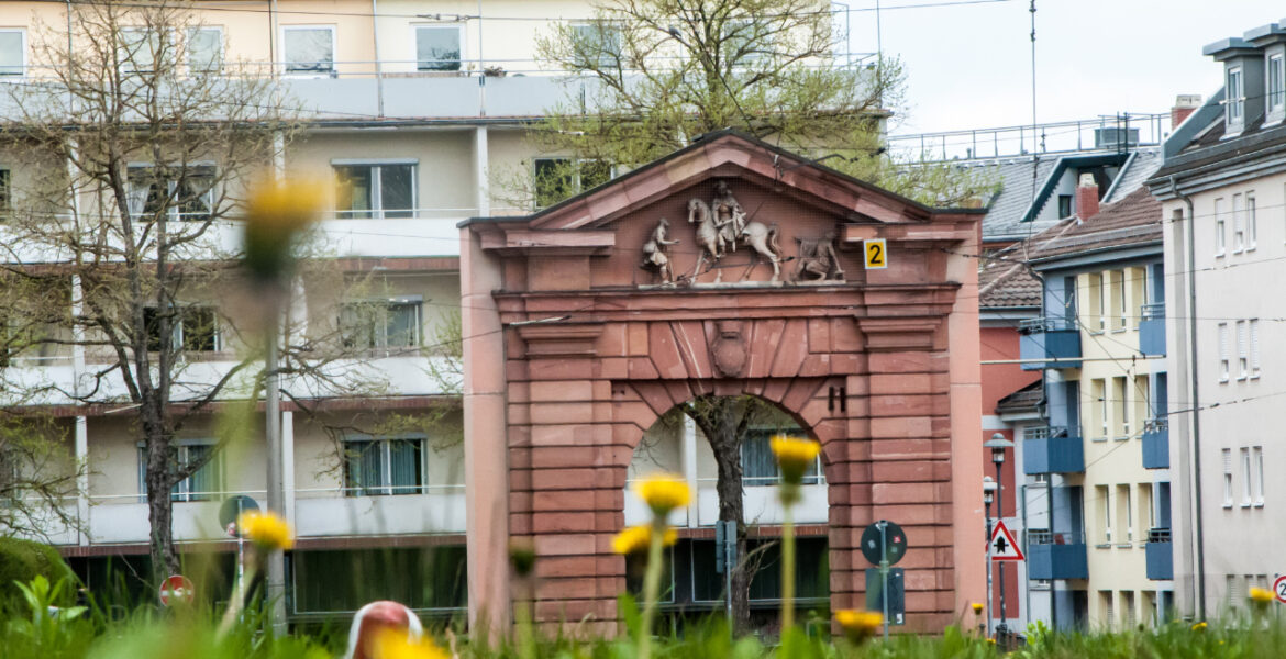 Gautor und Wohnhäuser
