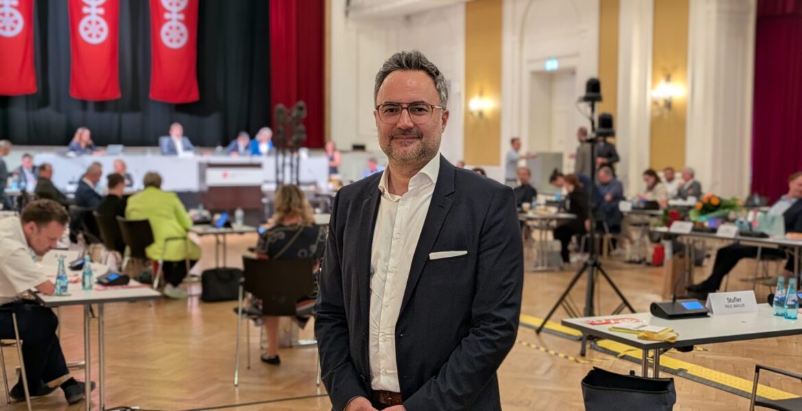 Ata Delbasteh nach seiner Wahl zum Schul- und Kulturdezernenten der Landeshauptstadt Mainz