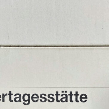 Hinweisschild zu einer Kindertagesstätte