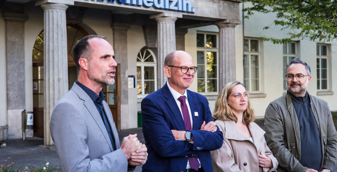 Von links: Der rheinland-pfälzische Gesundheitsminister Clemens Hoch, Professor Ralf Kiesslich, Jana Schmöller, Ata Delbasteh