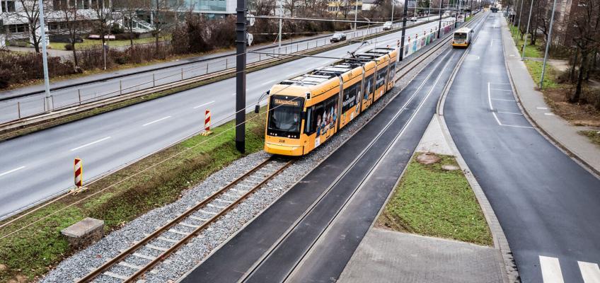 Die Mainzelbahn auf der Höhe der Universität