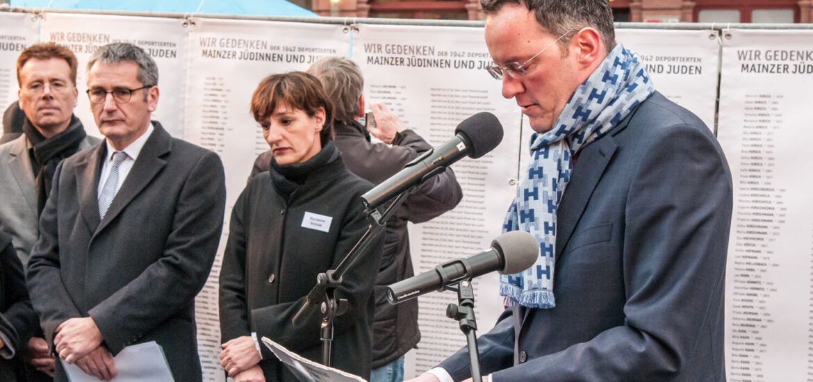 Michael Ebling, Marianne Grosse und Hendrik Hering bei der Gedenkveranstaltung "Deportationen der Mainzer Juden – Gedenken zum 75. Jahrestag"