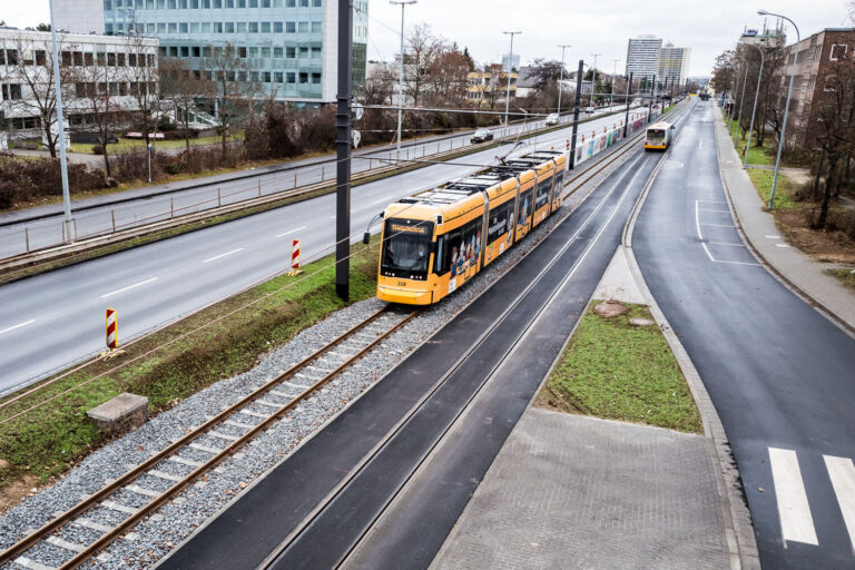 Die Mainzelbahn auf der Höhe der Universität