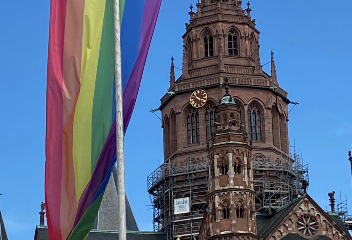 Regenboggenflagge vor dem Mainzer Dom