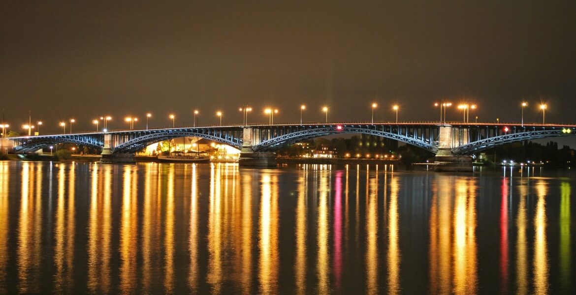 Theodor-Heuss-Brücke, die Mainz mit Mainz-Kastel verbindet