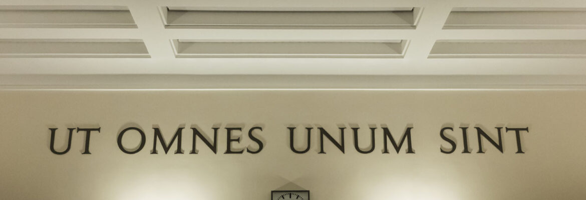 "Ut omnes unum sint - Dass alle eins seien" ist das Motto der Universität Mainz